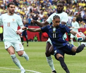 巴萨官宣拉菲尼亚将伤停5周，赛前身体不适仍坚持出战引发争议